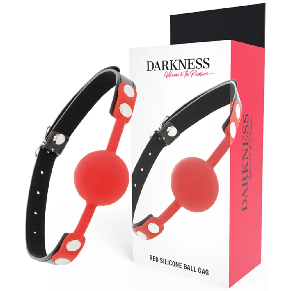 Bâillon à boule en silicone rouge avec sangle noire à rivets argentés, présenté avec son emballage rose et noir de la marque Darkness