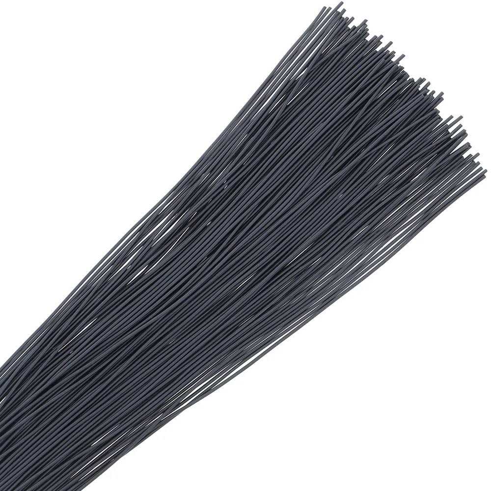 Fouet bondage noir à chute de fins filaments, manche orné de perles côtelées noires et poignée en corde tressée