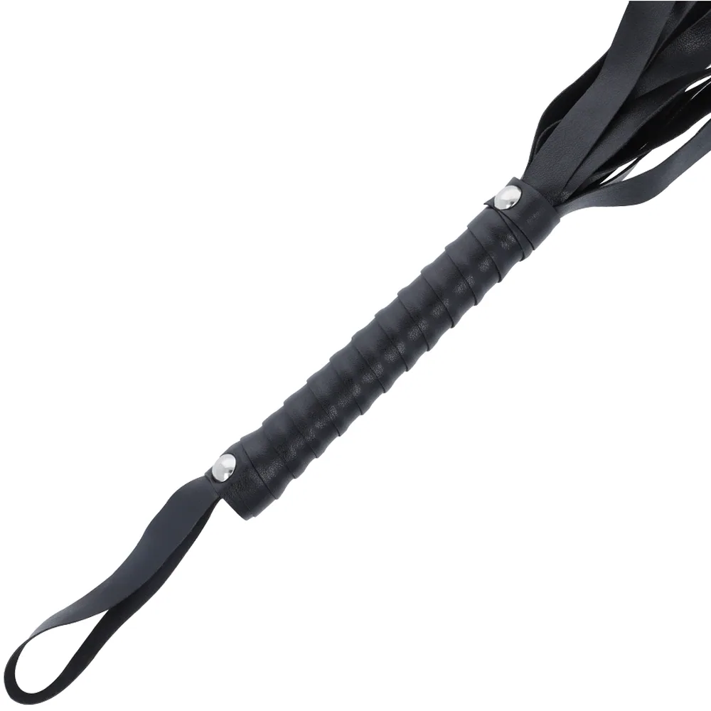 Fouet bondage noir avec lanières larges et poignée nervurée dotée de deux œillets métalliques, sur fond blanc