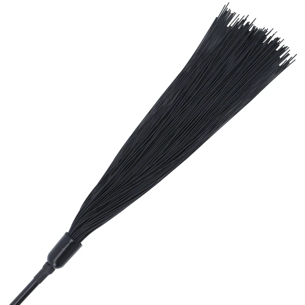 Cravache noire avec manche rigide, palette en forme de pied à une extrémité avec coutures apparentes, touffe de lanières fines à l'autre extrémité, sur fond blanc