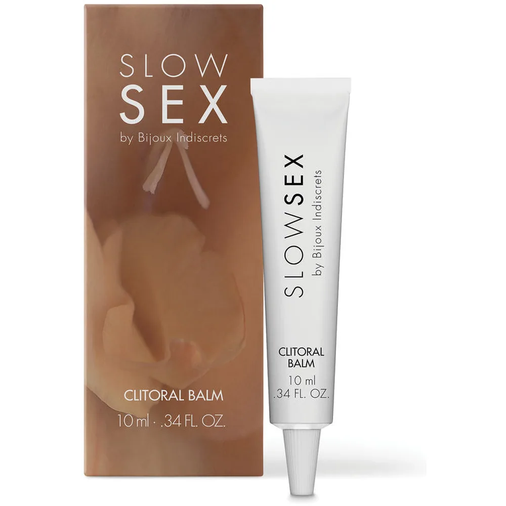 Tube blanc de baume clitoridien Slow Sex, 10 ml, avec bouchon pointu transparent, étiquette noire et blanche, fond uni blanc