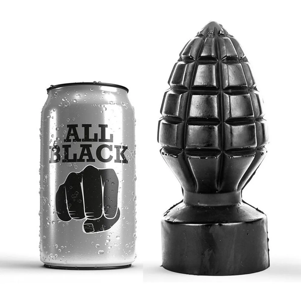 Plug anal noir en silicone de 14 cm, de forme ovoïde texturée rappelant une grenade, à côté d'une canette de boisson pour l'échelle des dimensions