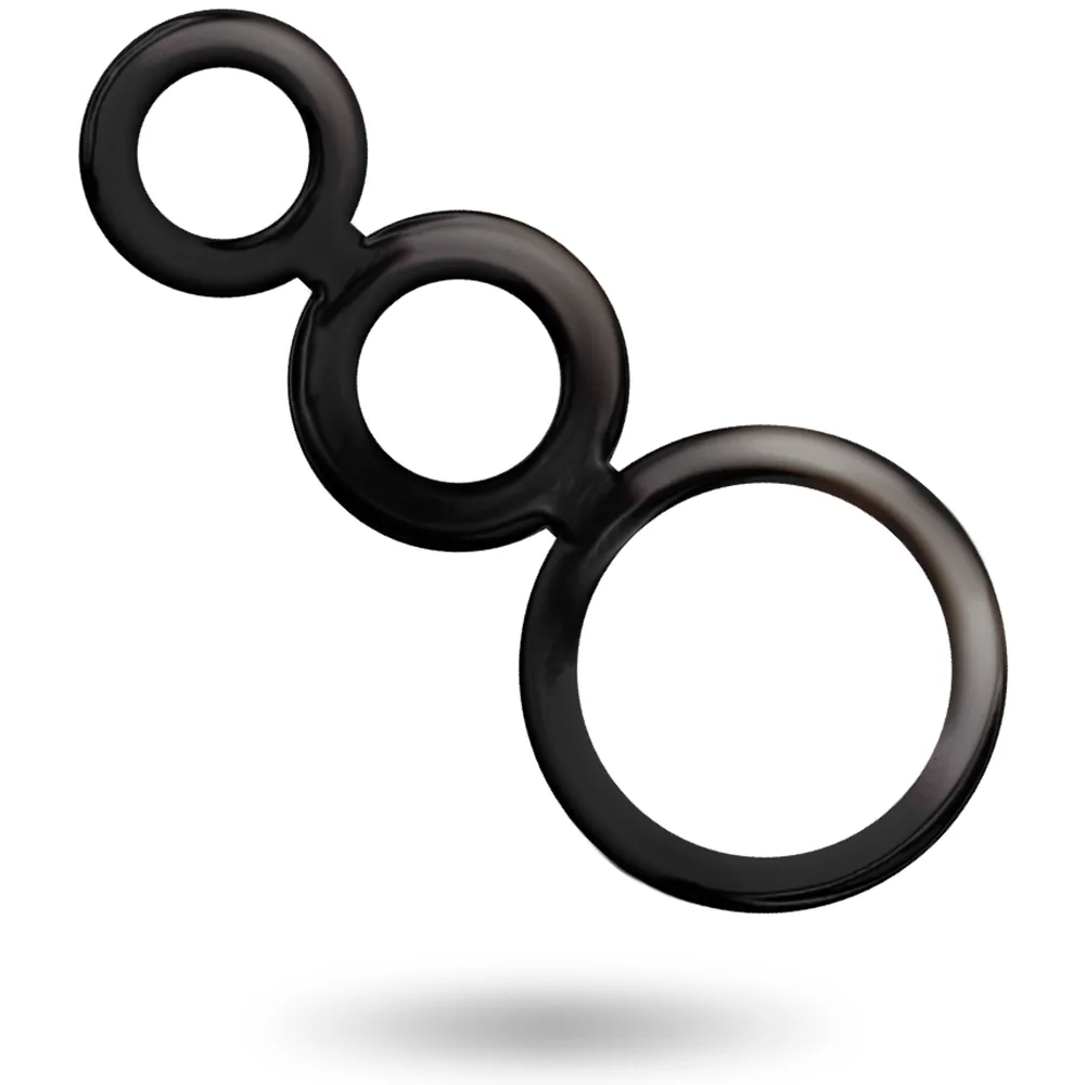 Boîte noire Addicted Toys avec trois anneaux de péniens en silicone fumé de tailles progressives, affichés à côté de leur emballage