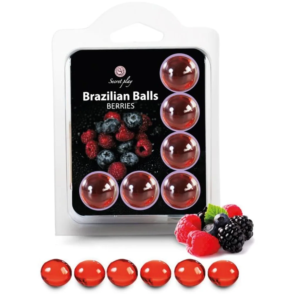 Emballage de boules brésiliennes Fruits Forêt avec six sphères rouges brillantes alignées devant, sur fond montrant des framboises, myrtilles et mûres