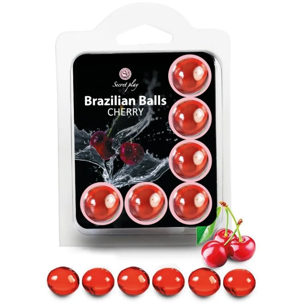Emballage de boules brésiliennes cerises rouges brillantes avec 6 boules sphériques alignées devant, fond noir et blanc avec motif de cerise et éclaboussure d'eau