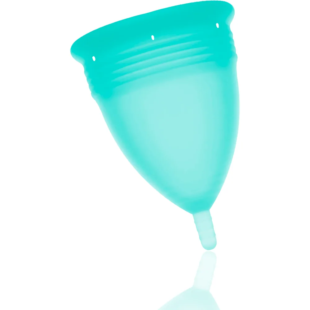 Coupe menstruelle Stercup en silicone turquoise, présentée avec son emballage blanc et bleu, montrant le produit seul et en contexte d'utilisation