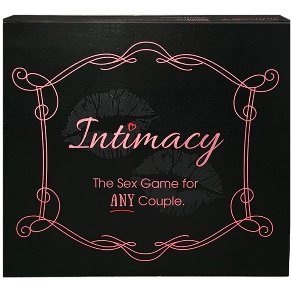 Boîte noire du jeu Intimacy avec plateau en forme de 69, pions colorés, cartes de questions thématiques et jetons de récompenses