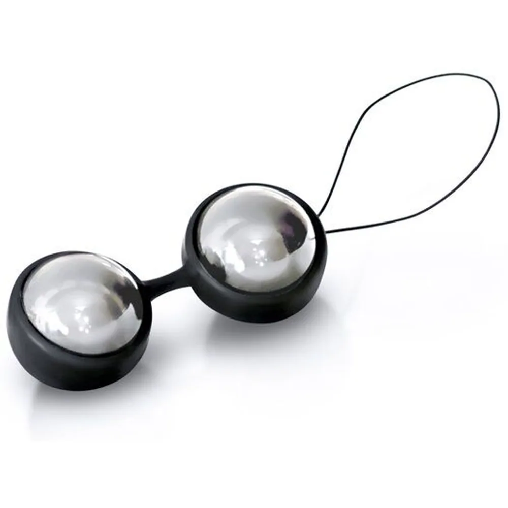 Boules de Geisha Luna Beads avec deux sphères en acier inoxydable argenté à coque noire mate, reliées par une tige noire et cordon de retrait, sur fond blanc