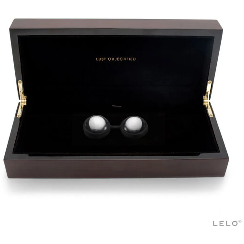 Boules de Geisha Luna Beads avec deux sphères en acier inoxydable argenté à coque noire mate, reliées par une tige noire et cordon de retrait, sur fond blanc