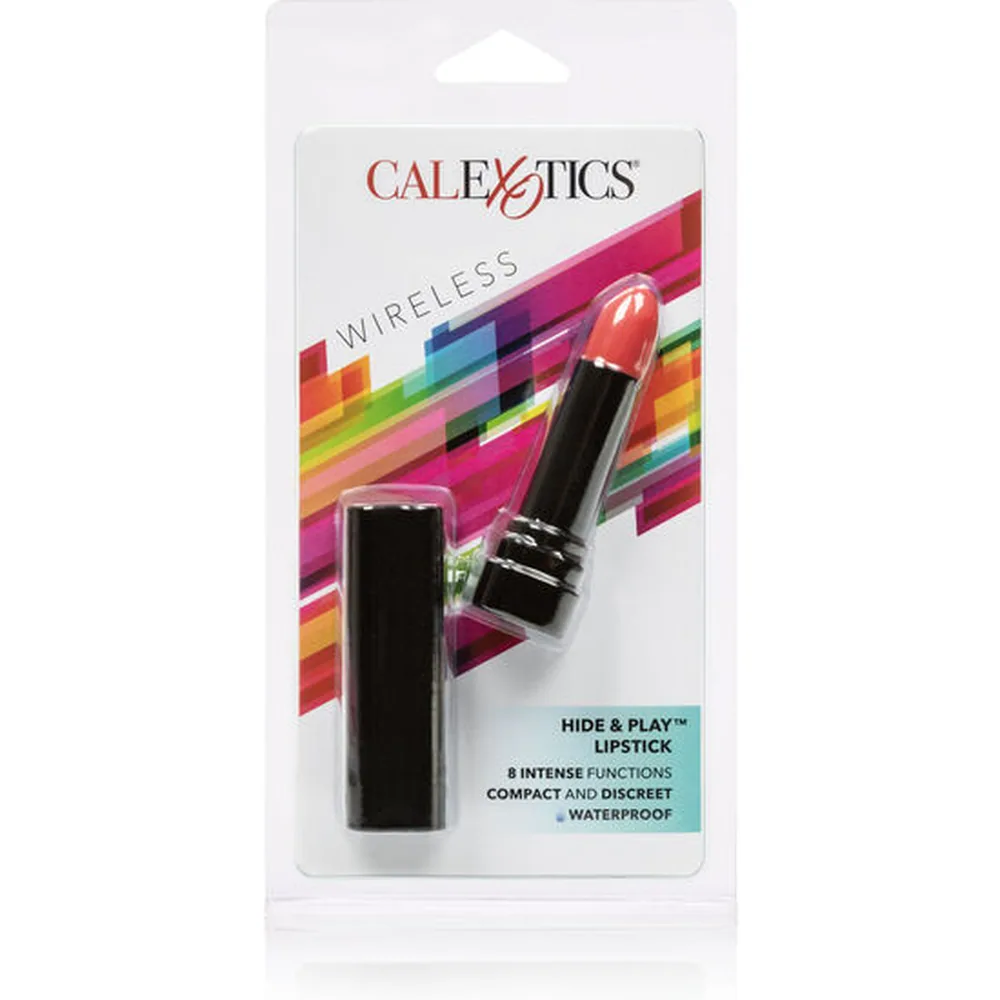 Stimulateur clitoridien en forme de rouge à lèvres avec bille vibrante rose corail et tube noir brillant avec capuchon, à côté de son étui cylindrique noir avec logo doré