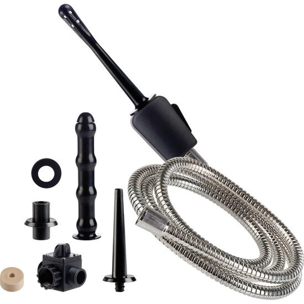 Kit de douche anale noir avec flexible métallique tressé, valve de contrôle et trois embouts interchangeables de tailles différentes, tous les accessoires posés à plat