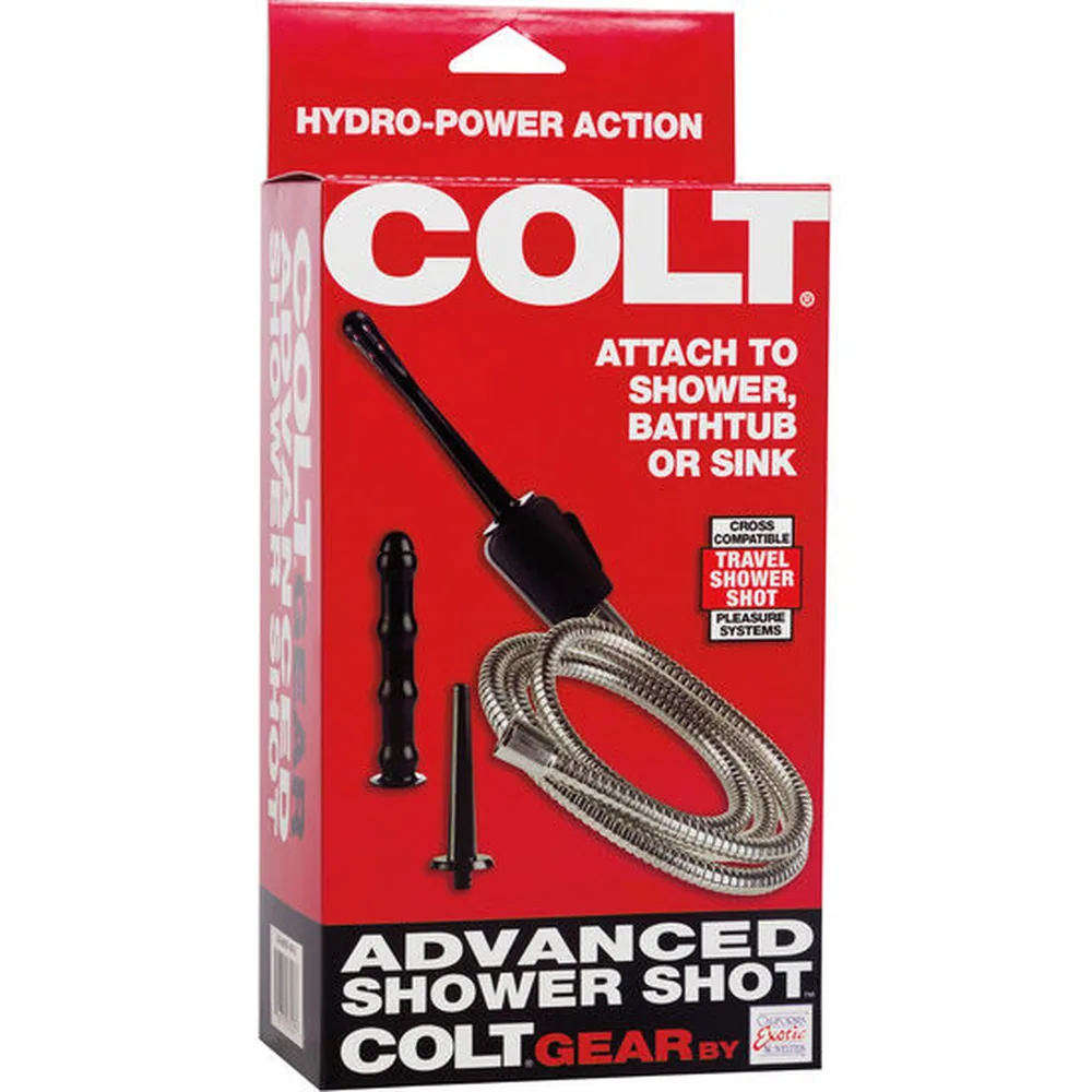 Kit de douche anale noir avec flexible métallique tressé, valve de contrôle et trois embouts interchangeables de tailles différentes, tous les accessoires posés à plat