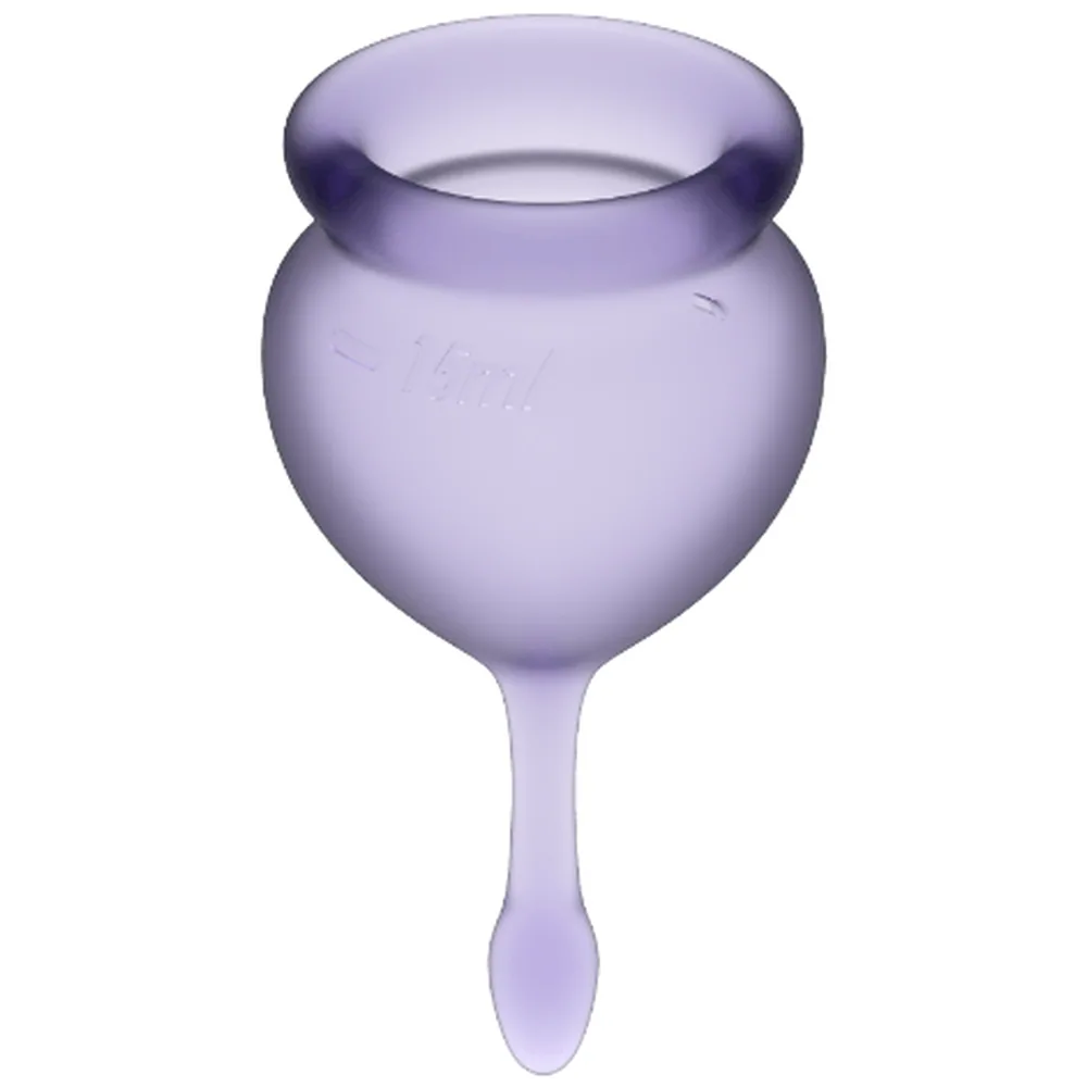 Coupe menstruelle en silicone violet clair avec rebord arrondi, tige conique souple et amovible, vue de profil sur fond blanc