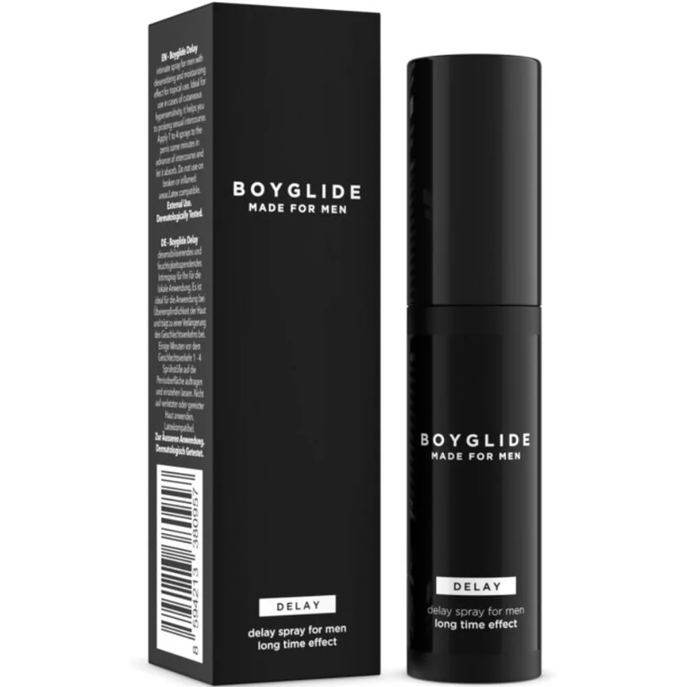 Flacon de spray retardant Boyglide noir cylindrique de 20 ml, étiquette blanche « DELAY », accompagné d'icônes indiquant aloe vera, effet long terme, et compatibilité préservatif