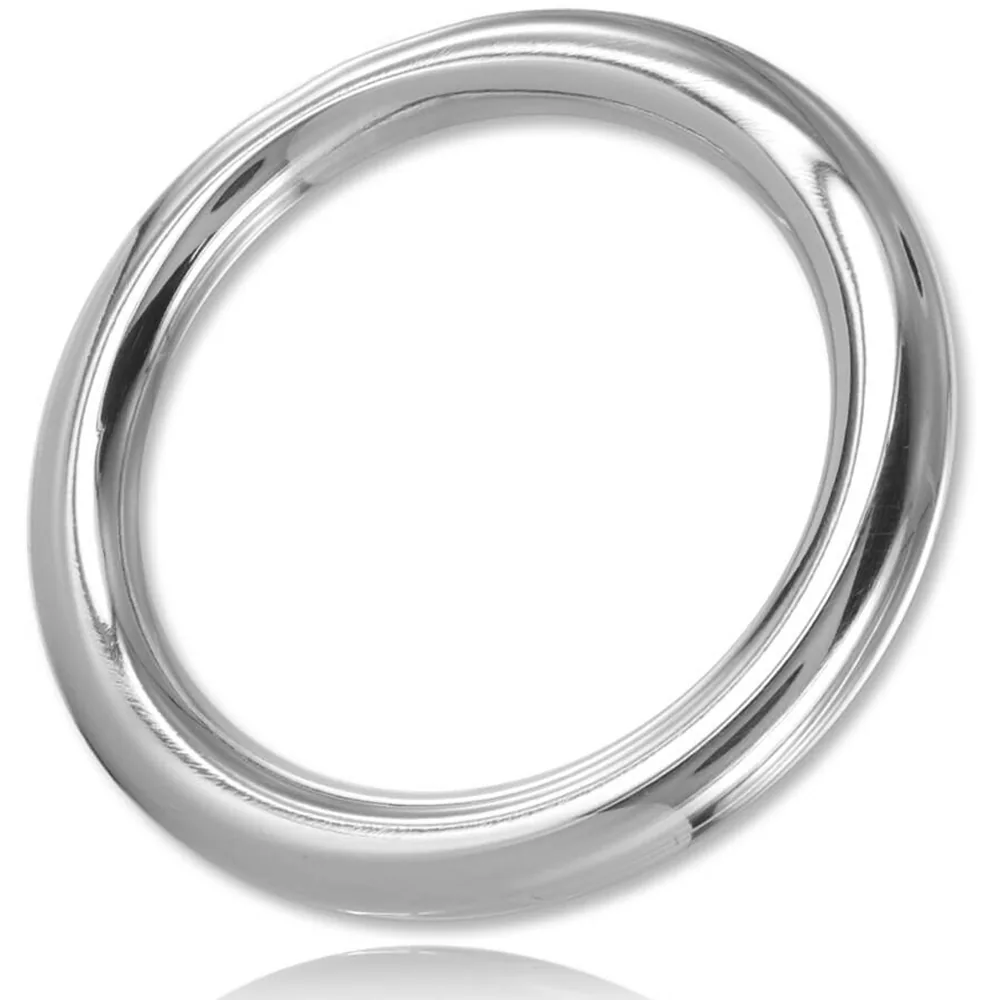 Cockring en acier inoxydable poli, forme ronde de 4 cm de diamètre intérieur, section épaisse et brillante sur fond blanc