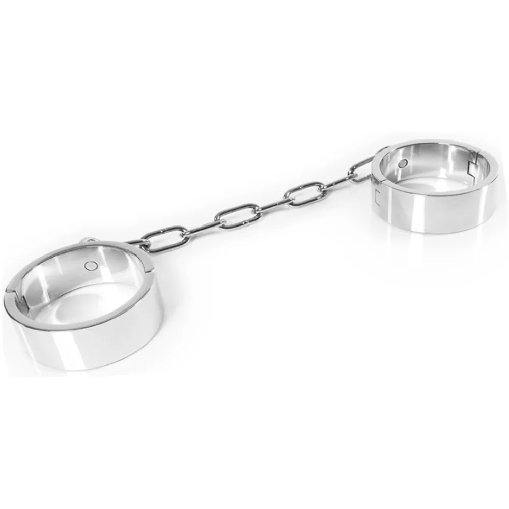Menottes de cheville en acier inoxydable poli, reliées par une chaîne, avec boucles de fermeture et trous de fixation visibles, sur fond blanc