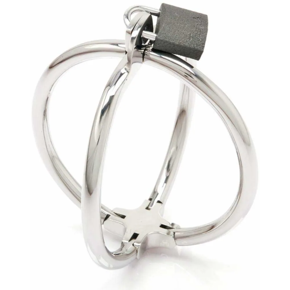 Menottes croisées en acier inoxydable avec cadenas noir en haut, anneaux larges et lisses, vue de face sur fond blanc