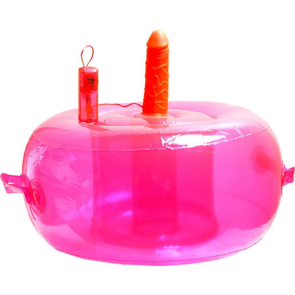 Fauteuil gonflable rose vif avec deux accessoires rouges posés dessus : un vibromasseur compact et un modèle plus grand texturé, sur fond blanc