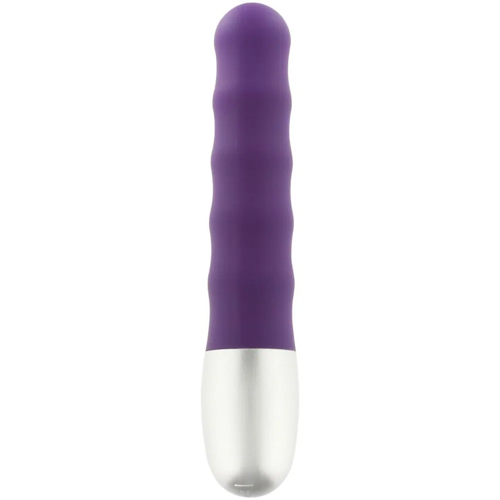 Vibromasseur en silicone violet avec embout en aluminium blanc brossé, corps côtelé, design ergonomique sur fond blanc