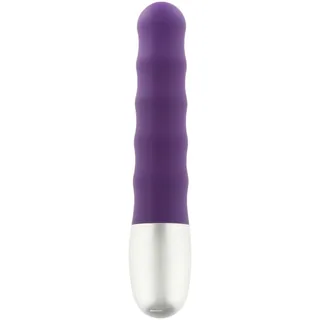 Vibromasseur en silicone violet avec embout en aluminium blanc brossé, corps côtelé, design ergonomique sur fond blanc