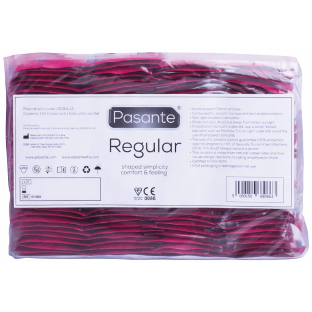 Emballage transparent de préservatifs Pasante Regular en boîte collective, filet de rangement rose foncé visible, étiquette blanche avec logo et texte anglais, marquages CE et dimensionnels