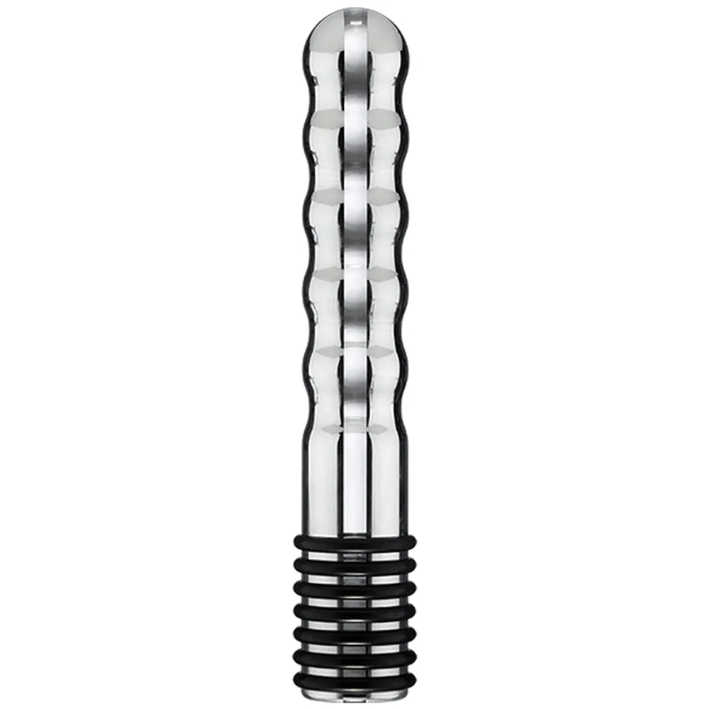 Gode en aluminium massif de forme allongée avec surface nervurée, embout arrondi et bague de grip noire à la base, sur fond blanc