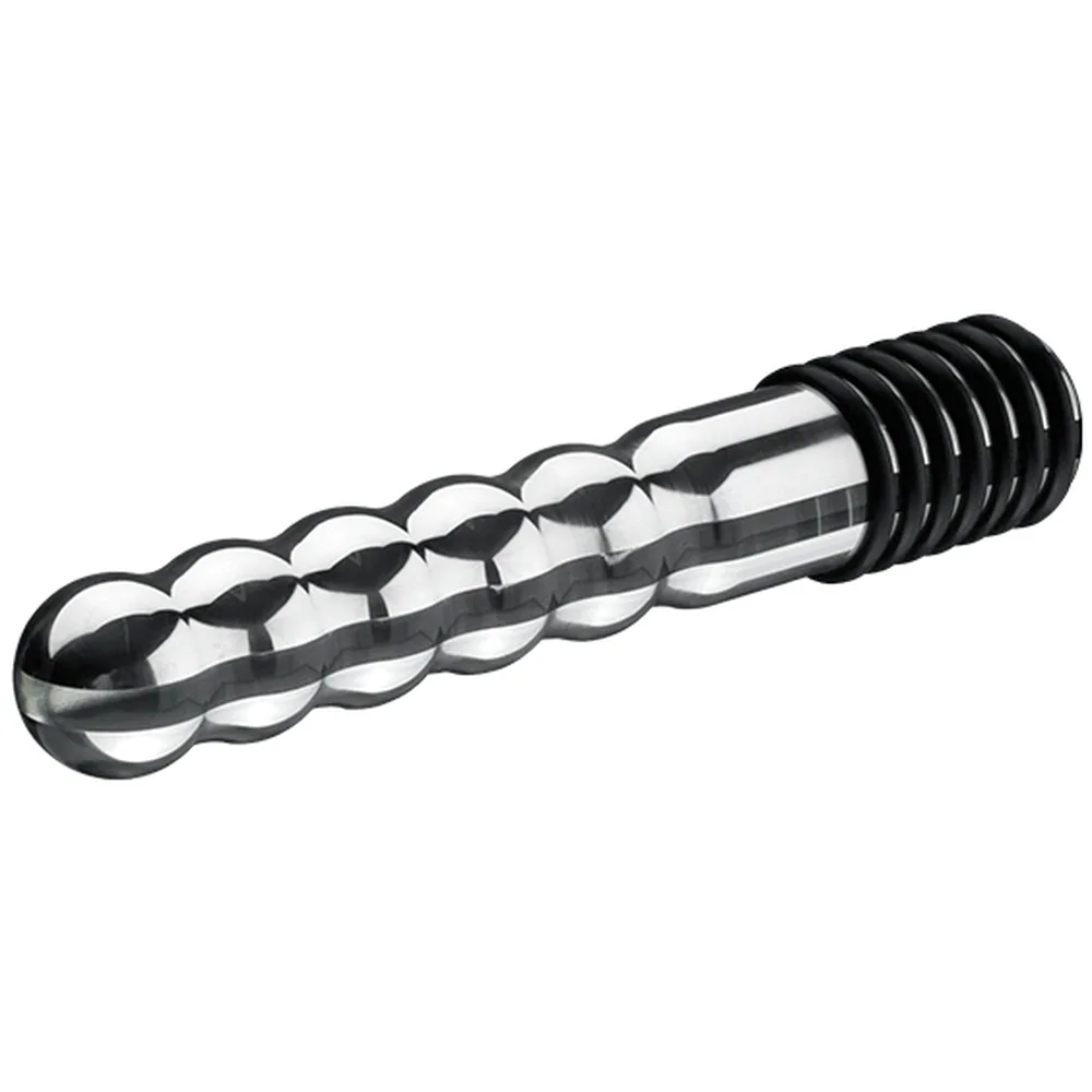 Gode en aluminium massif de forme allongée avec surface nervurée, embout arrondi et bague de grip noire à la base, sur fond blanc