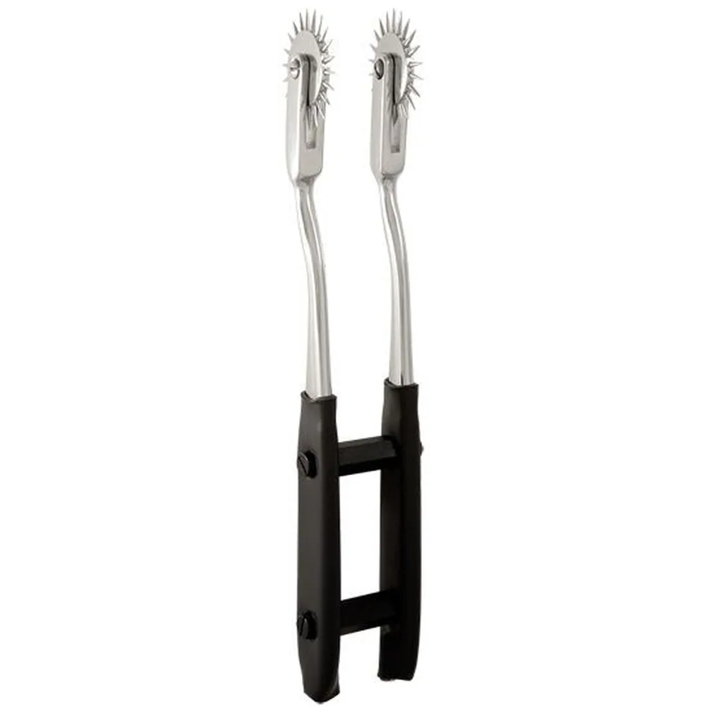 Paire de roues à pointes métalliques montées sur tiges en acier inoxydable, reliées par un manche noir en H, fond blanc