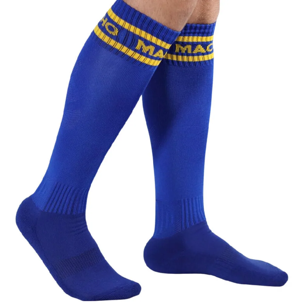 Chaussettes longues bleu roi avec bande de maintien jaune et bleu au mollet, motif texte sur la bande, vue portée de face