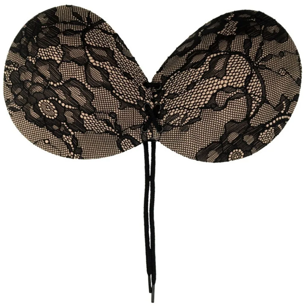 Soutien-gorge adhésif beige chair en silicone texturisé, composé de deux coupes rondes avec centre lisse, fermé par un laçage noir au centre