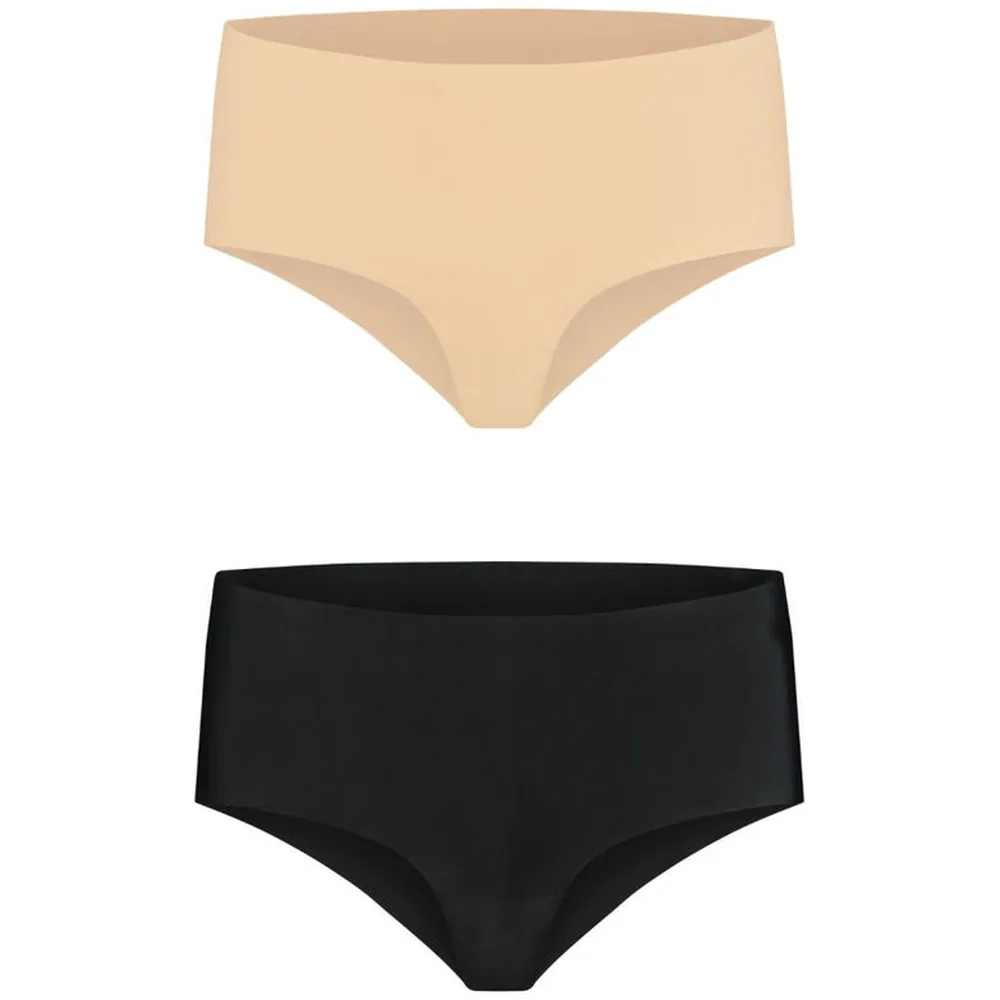 Deux culottes taille haute sans couture : une beige clair et une noire, présentées sur fond blanc