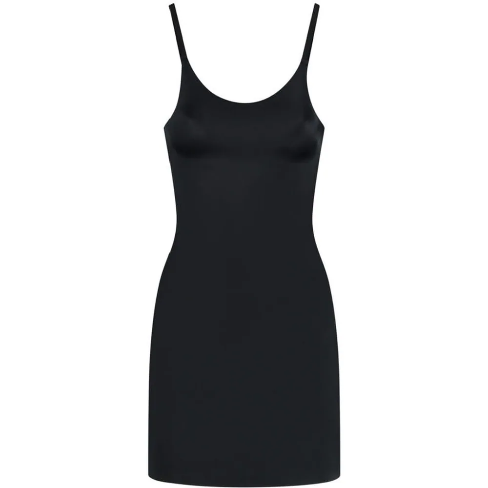 Robe-combinaison noire sans manches à bretelles fines, encolure arrondie, coupe ajustée et fluide sur fond blanc
