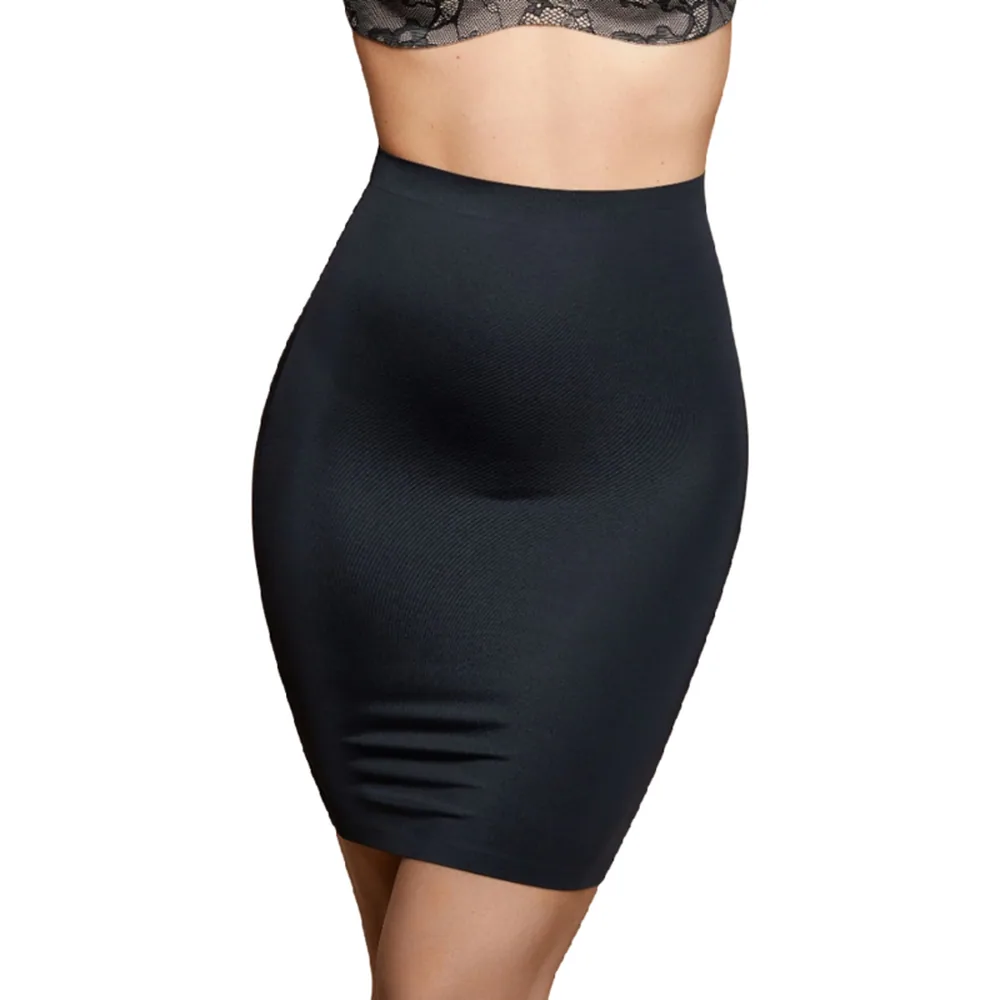 Jupon gainant noir taille haute en microfibre extensible, longueur genou, porté de profil mettant en évidence la compression et la structure texturée du tissu