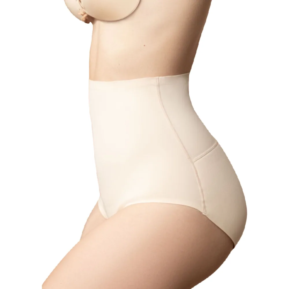 Culotte taille haute beige clair porée, avec doublure rembourrée, vue de face sur fond blanc