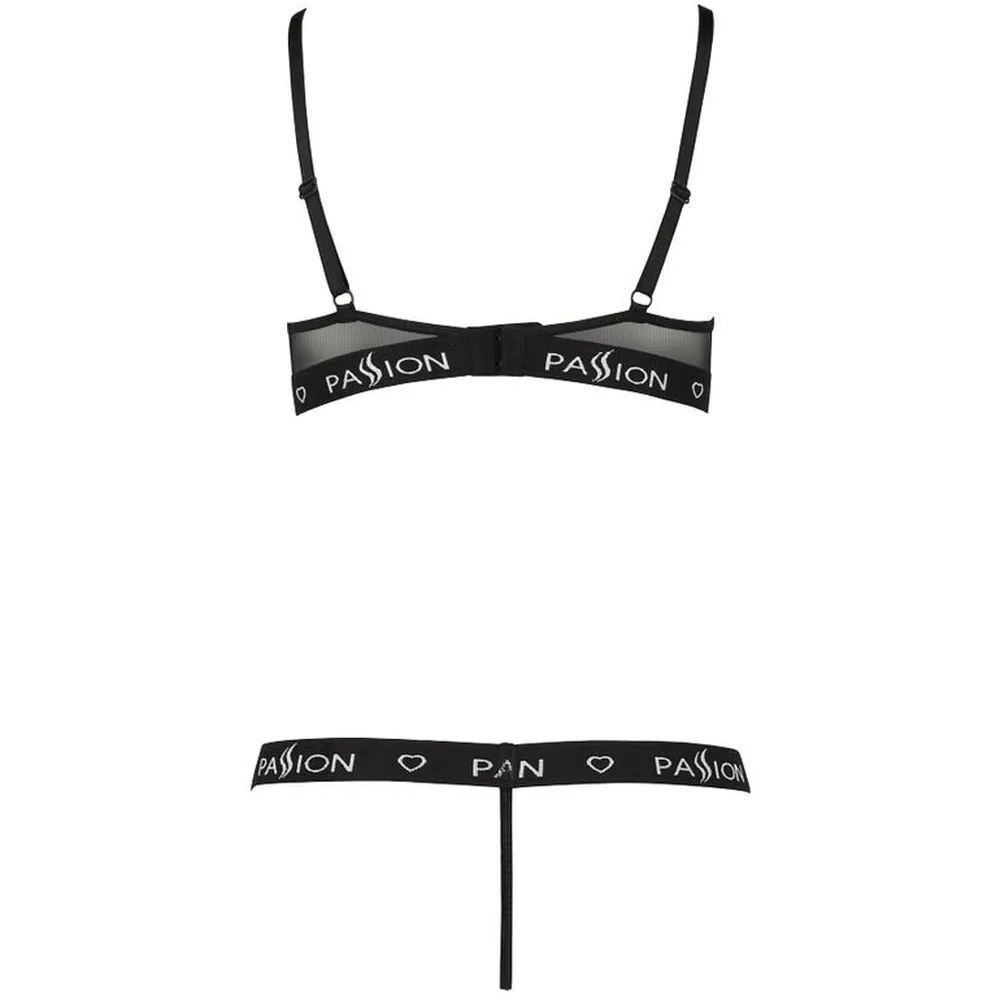 Ensemble deux pièces noir composé d'un soutien-gorge à armatures avec bonnets ouvrants et bretelles ajustables, associé à un string avec bande élastique siglée PASSION sur fond blanc