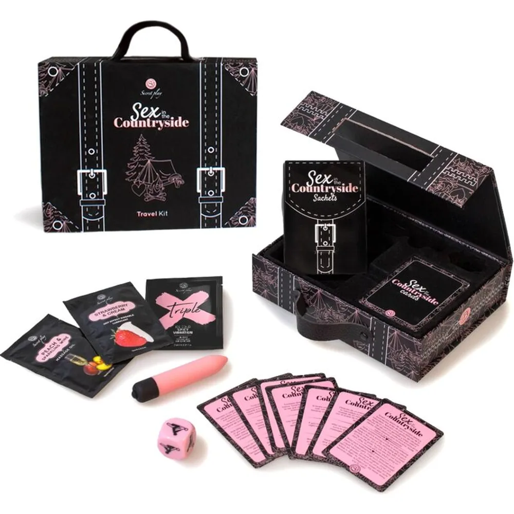 Coffret Travel Kit Sexe à la Campagne en forme de valise noire à motifs, contenant un vibromasseur rose, des sachets de lubrifiant, des cartes de défis roses et des accessoires d'intimité