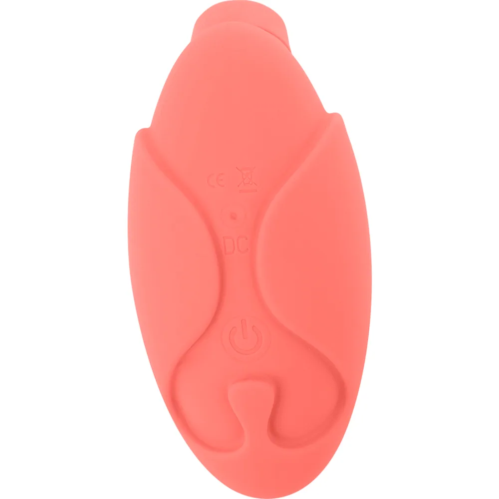 Stimulateur clitoridien en silicone rose corail, forme de galet arrondie avec ouverture en haut et zones texturées, accompagné d'un câble USB de recharge