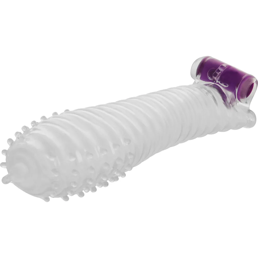 Gaine pénis texturée en silicone transparent avec picots en relief sur toute la surface et embout moteur violet, vue de trois quarts sur fond blanc