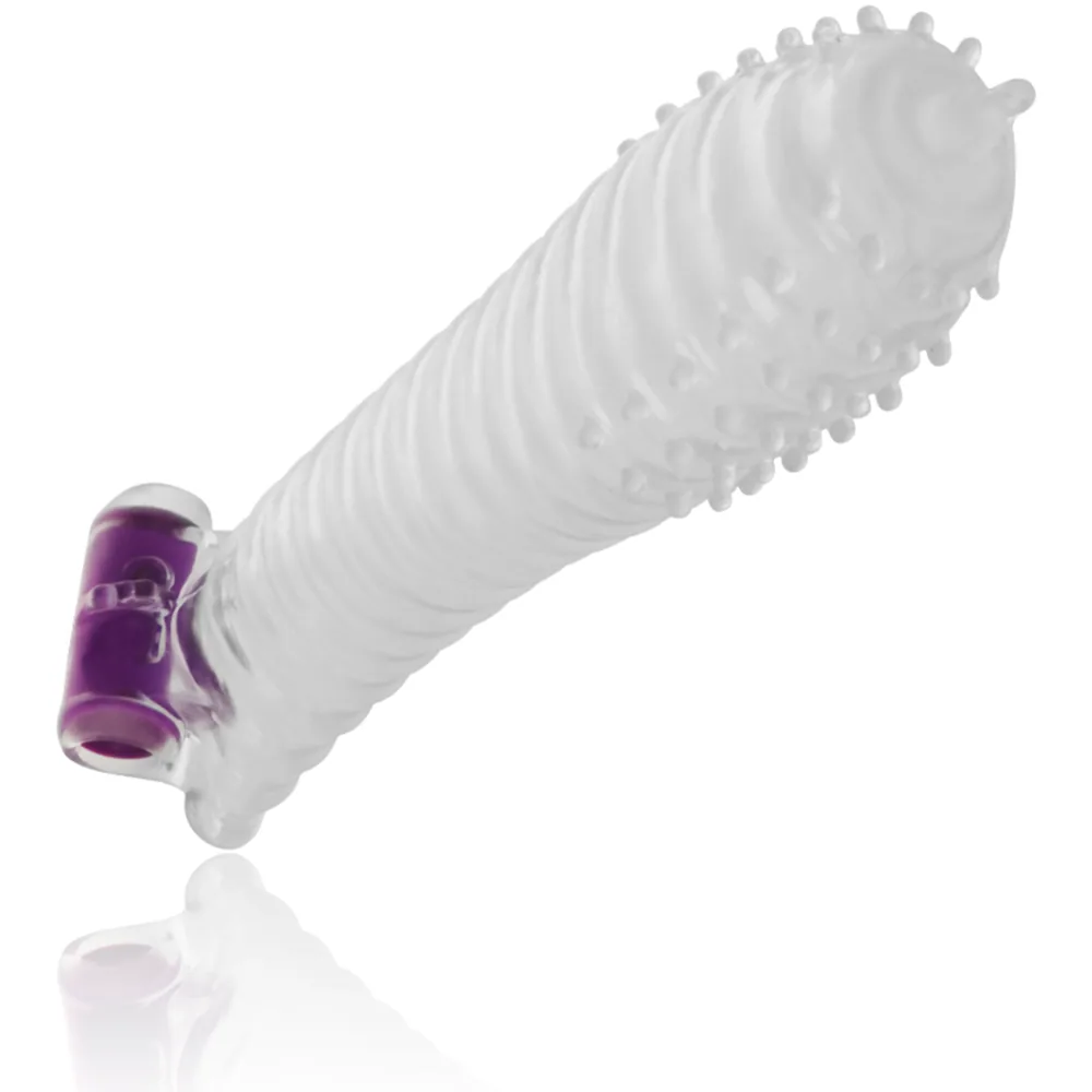 Gaine pénis texturée en silicone transparent avec picots en relief sur toute la surface et embout moteur violet, vue de trois quarts sur fond blanc