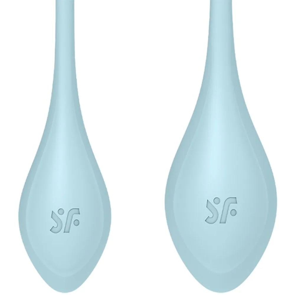 Trois boules de Geisha en silicone bleu ciel avec anse de préhension, disposées de la plus grande à la plus petite, fond blanc