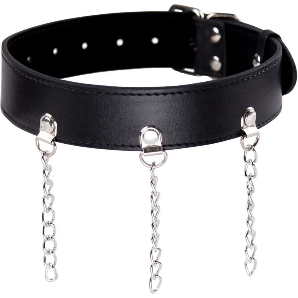 Collier en cuir noir avec boucle et rivets métalliques argentés, trois chaînes pendantes attachées par des anneaux, sur fond blanc