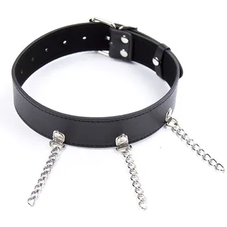 Collier en cuir noir avec boucle et rivets métalliques argentés, trois chaînes pendantes attachées par des anneaux, sur fond blanc
