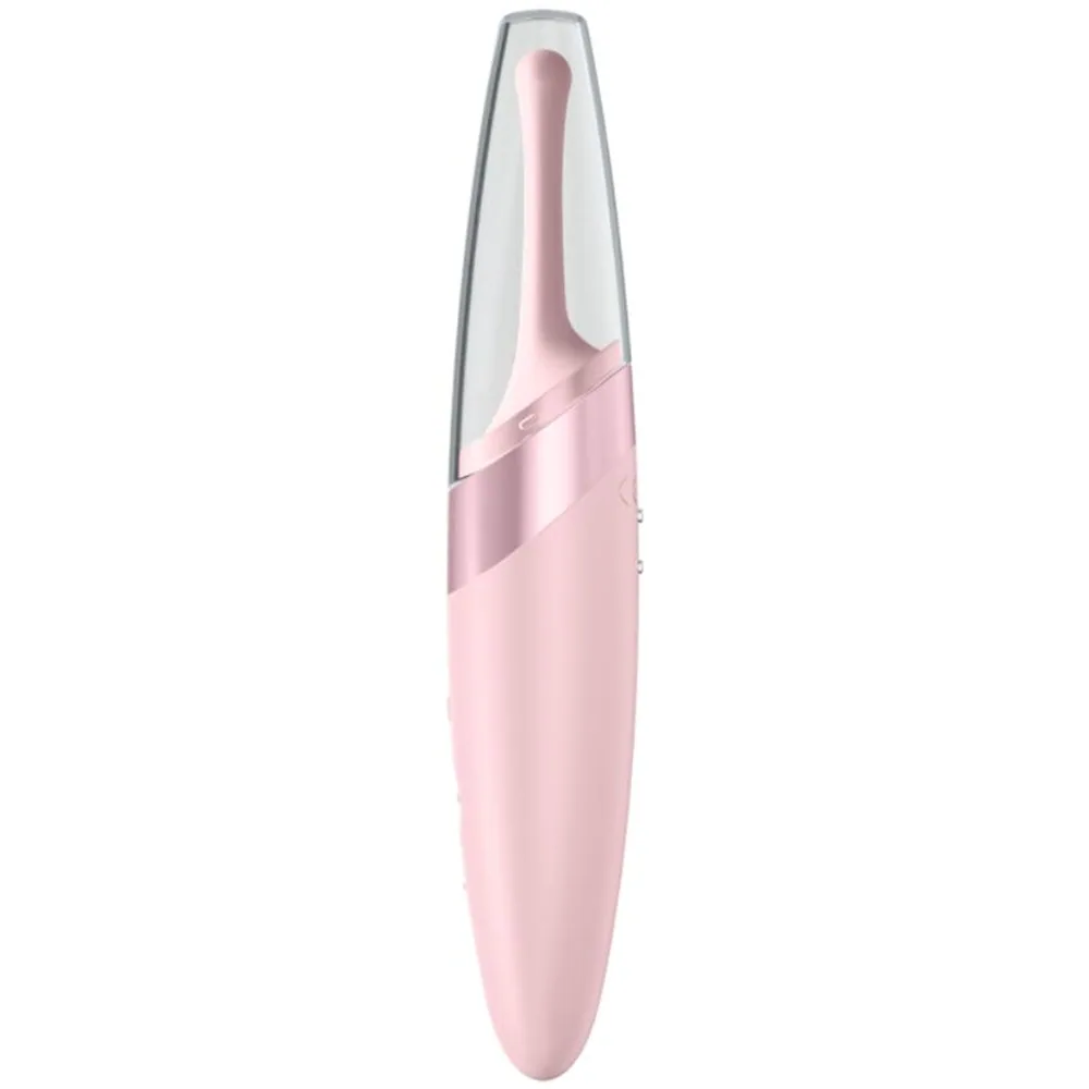 Vibromasseur rose pâle à pointe fine, capuchon transparent gris, design épuré avec détails en relief, fond blanc