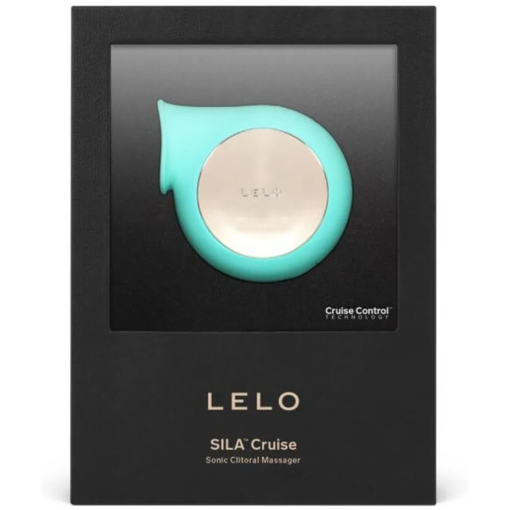 Stimulateur clitoridien Lelo Sila Cruise en silicone bleu turquoise avec embout blanc crème, vue de trois quarts montrant la large ouverture en forme de lèvres