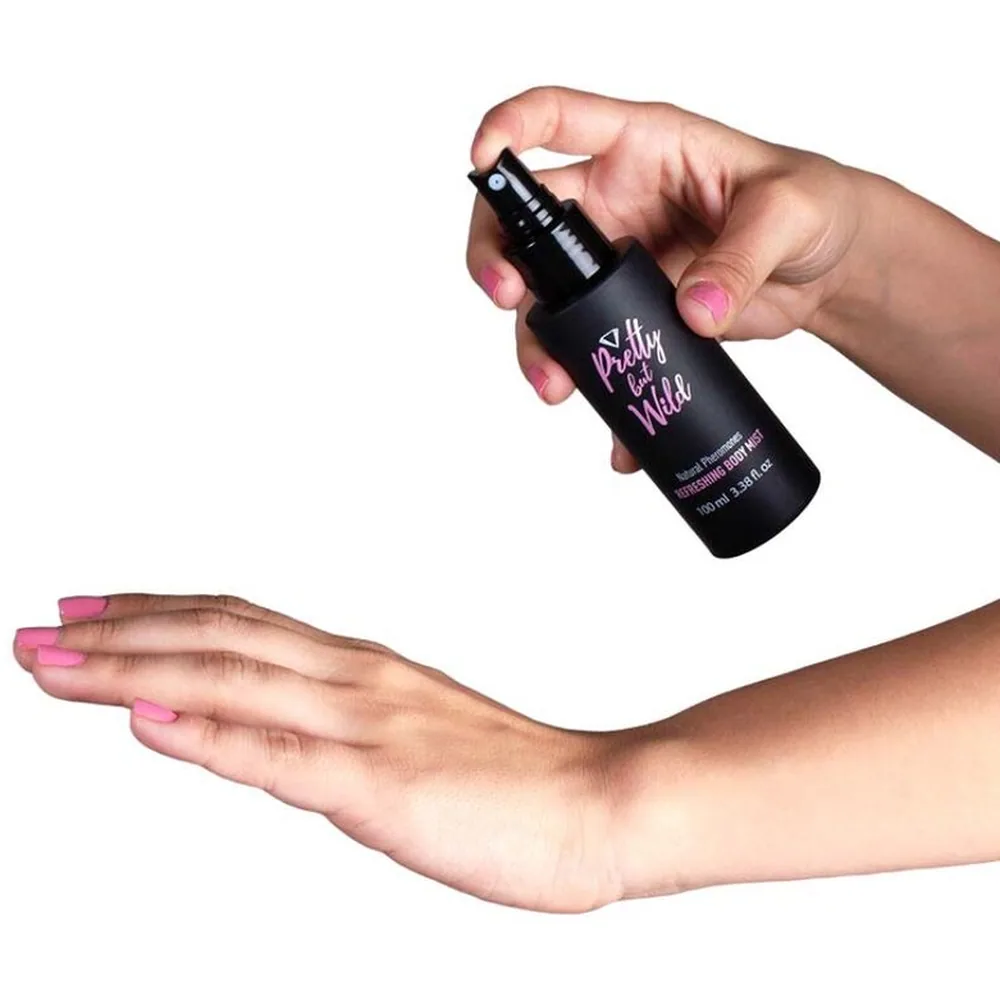 Emballage blanc et flacon vaporisateur noir de brume corporelle rafraîchissante Pretty but Wild, 100 ml, aux phéromones naturelles