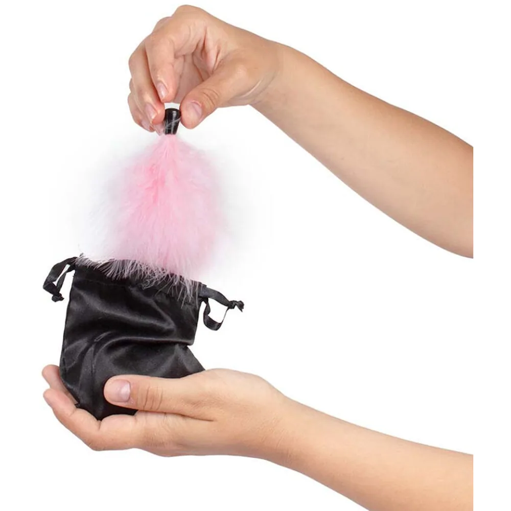 Emballage rose et noir de poudre comestible Golden Light avec tiroir, poudre rose pêche étalée, plumeau rose et noir, et pochette satin noir fermée par cordon