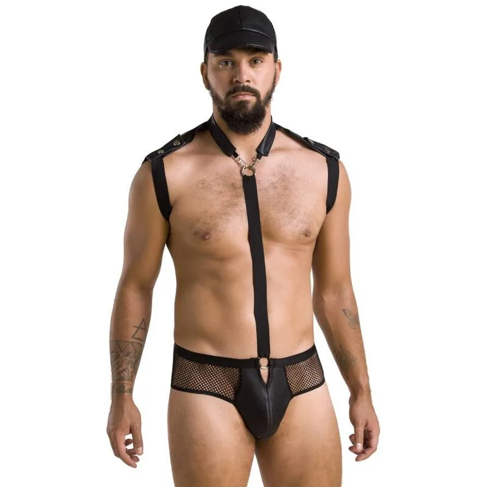 Ensemble composé d'une casquette noire, d'un harnais de sangles noires avec fermetures métalliques et d'un jockstrap noir à panneaux résille, présenté en éléments dépliés sur fond blanc