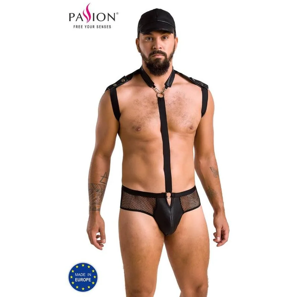 Ensemble composé d'une casquette noire, d'un harnais de sangles noires avec fermetures métalliques et d'un jockstrap noir à panneaux résille, présenté en éléments dépliés sur fond blanc