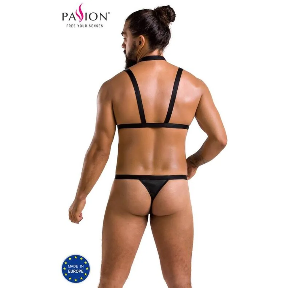 Ensemble deux pièces noir composé d'un harnais à sangles croisées en X sur le torse avec détails métallisés et d'un string assorti orné d'une chaîne, sur fond blanc