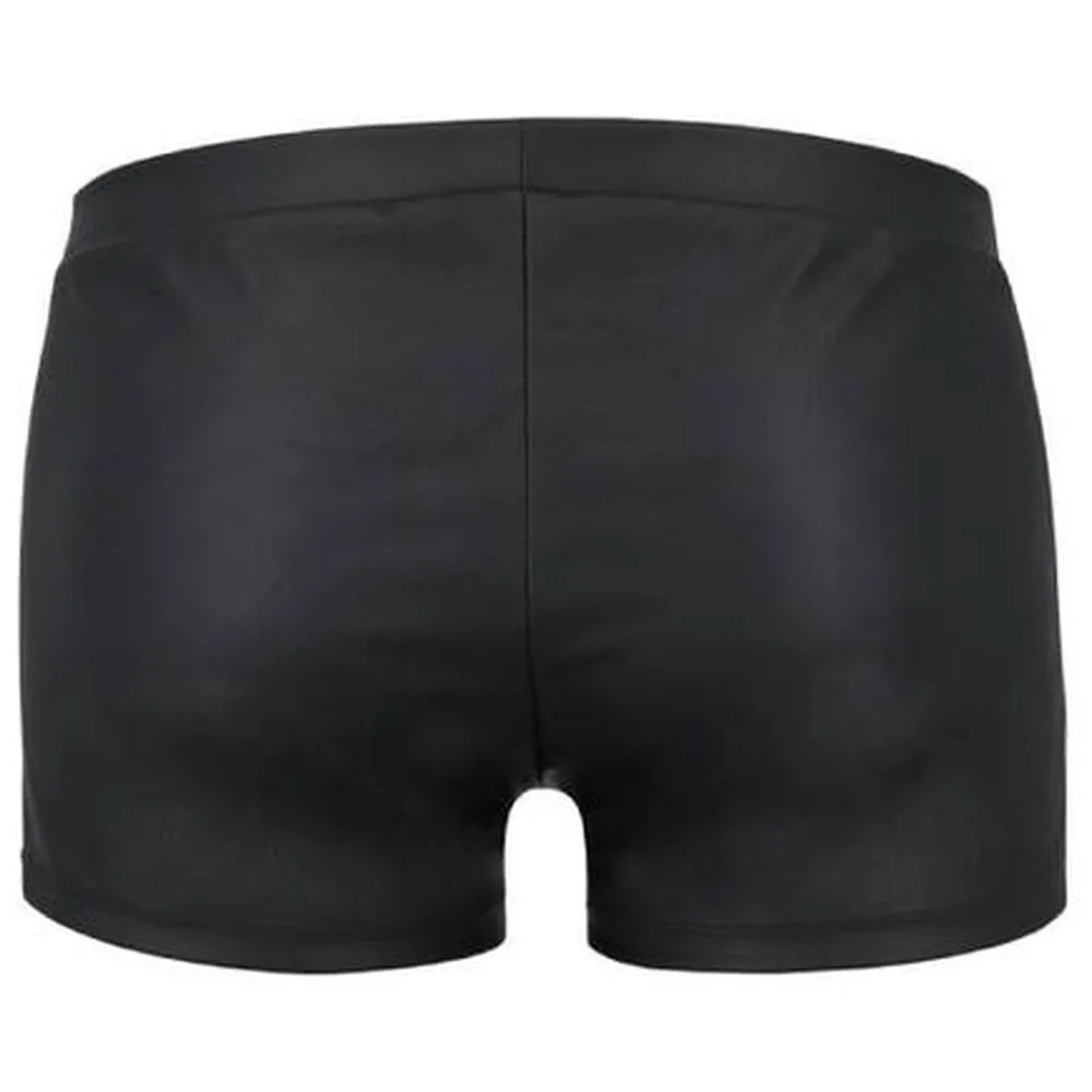 Short Patrick noir en similicuir avec pont boutonné de quatre pressions chromées sur le devant, coupe moulante, fond blanc